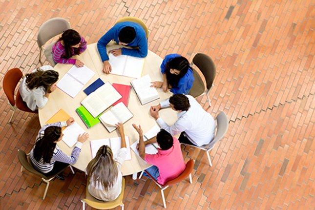 Dans nos écoles, les apprenants s'aident-ils les uns les autres à apprendre<small class="fine d-inline"> </small>?